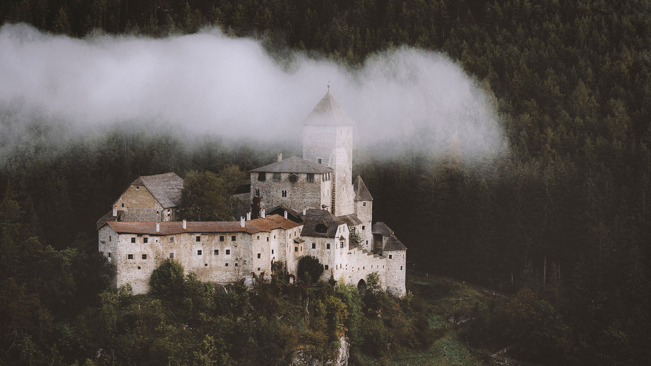 Tures castle in the fog - OLM Nature Escape