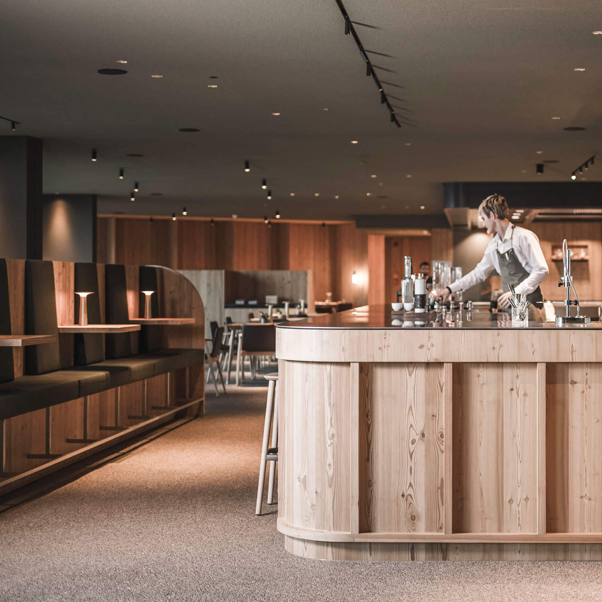 Un cameriere che lavora dietro il bancone - OLM Nature Escape