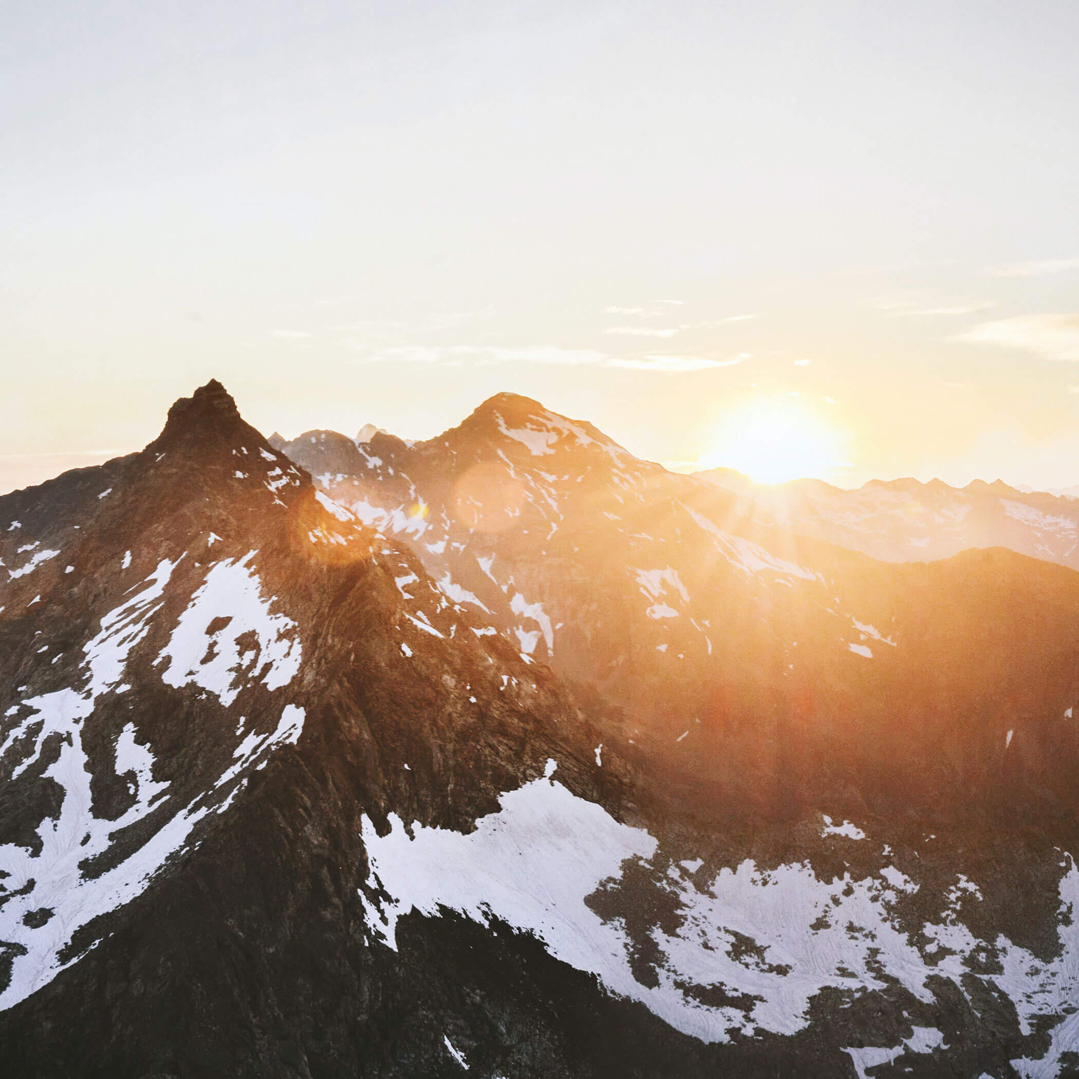 Il sole tramonta dietro le montagne - OLM Nature Escape
