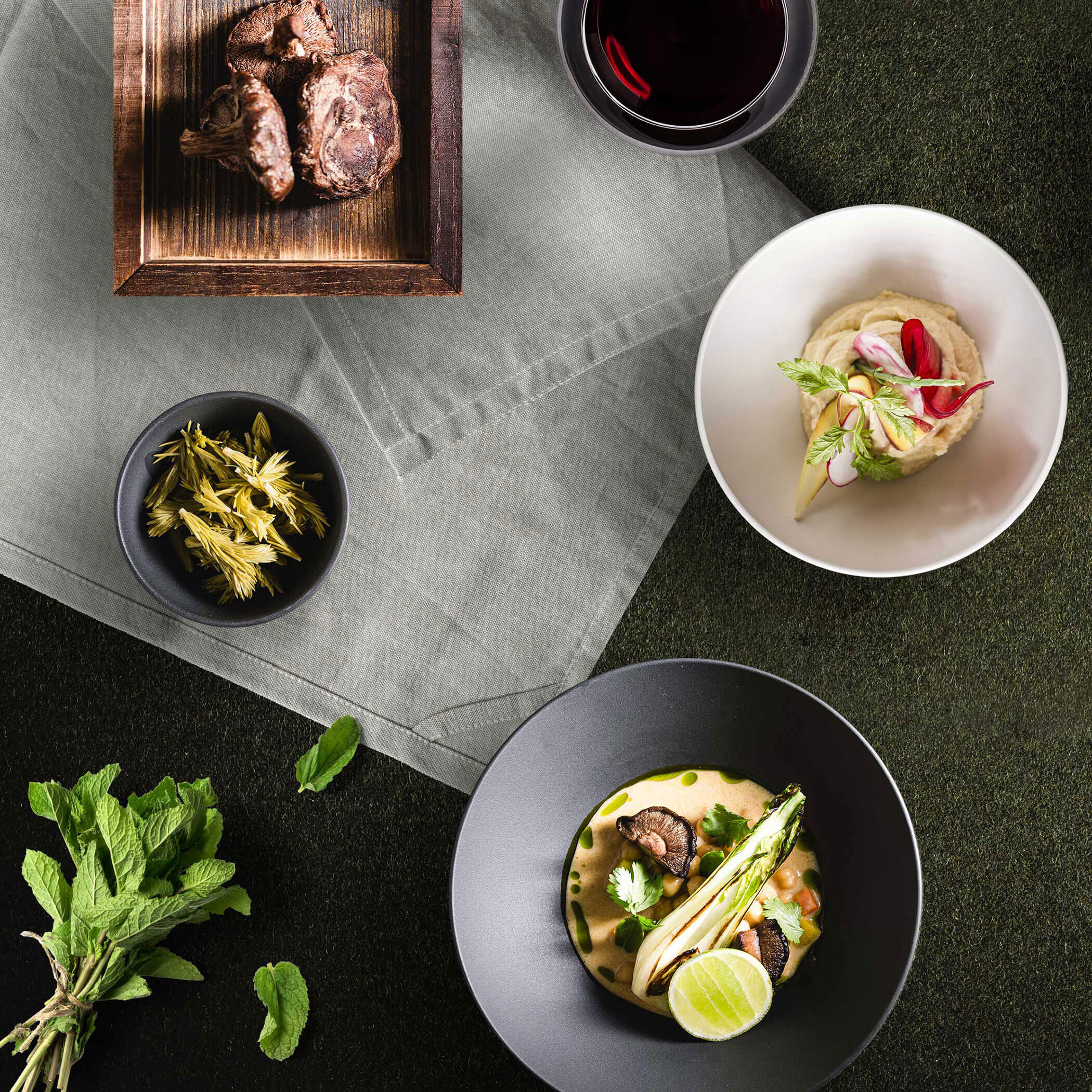 Vari piatti su sfondo verde - OLM Nature Escape