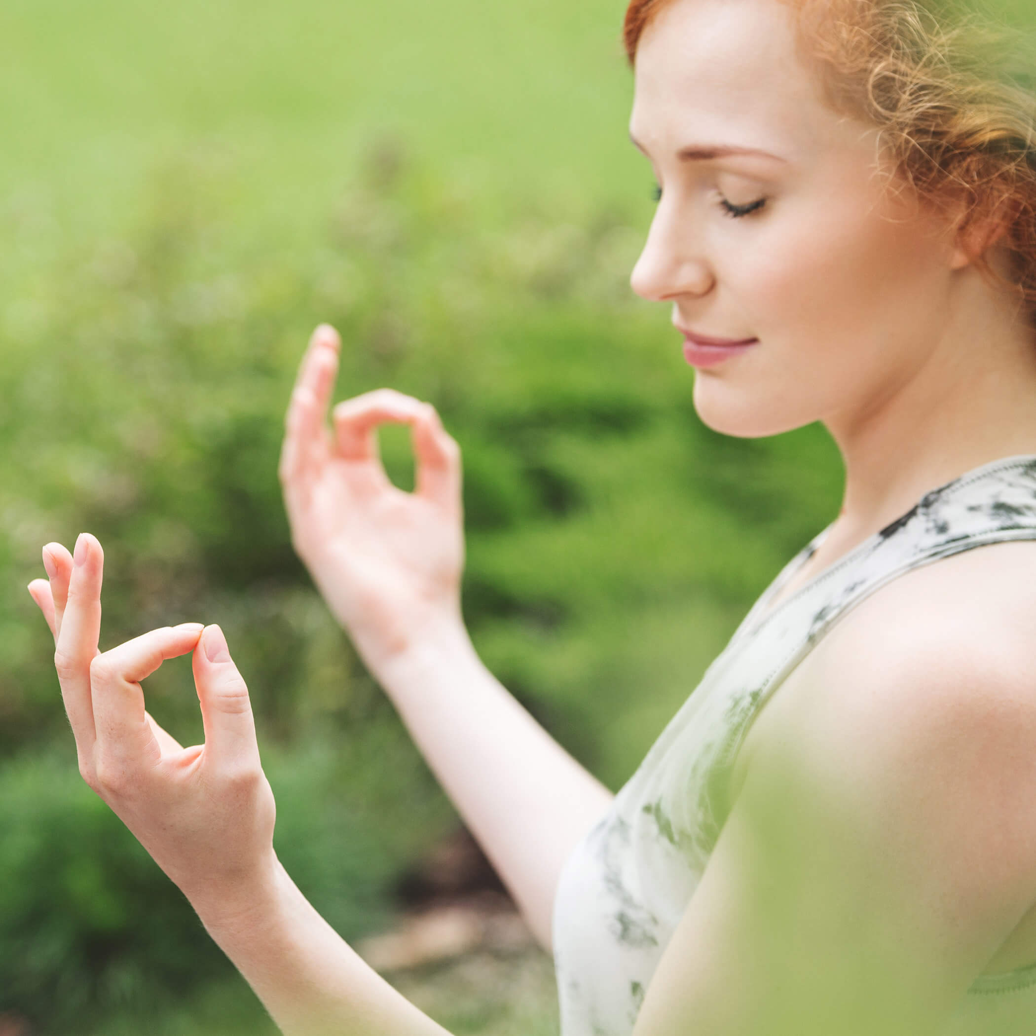 Frau beim Meditieren bei einem Ruheplatz im Garten - OLM Nature Escape