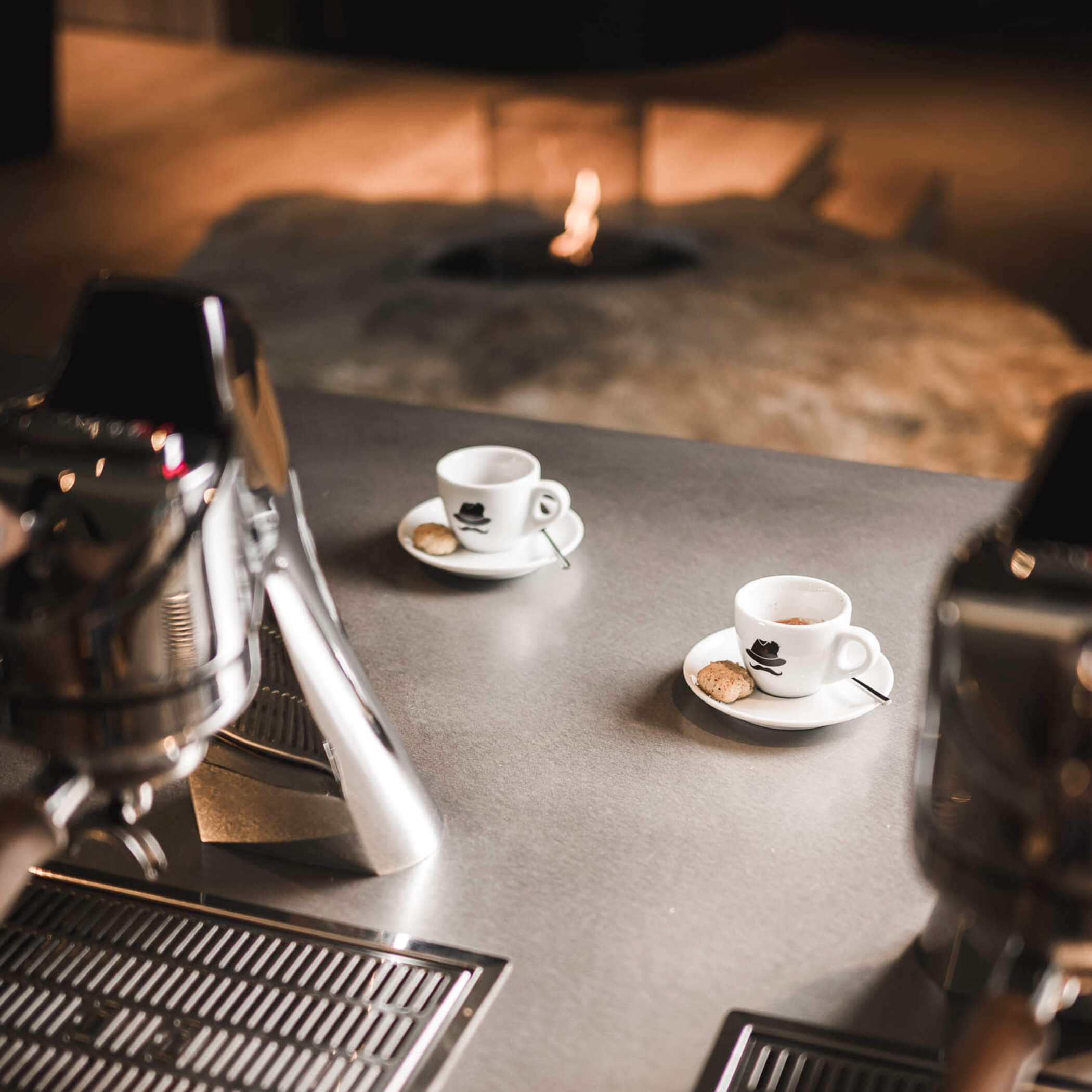 Zwei Kaffee aus einer Vinschgauer Rösterei stehen auf der Bartheke - OLM Nature Escape