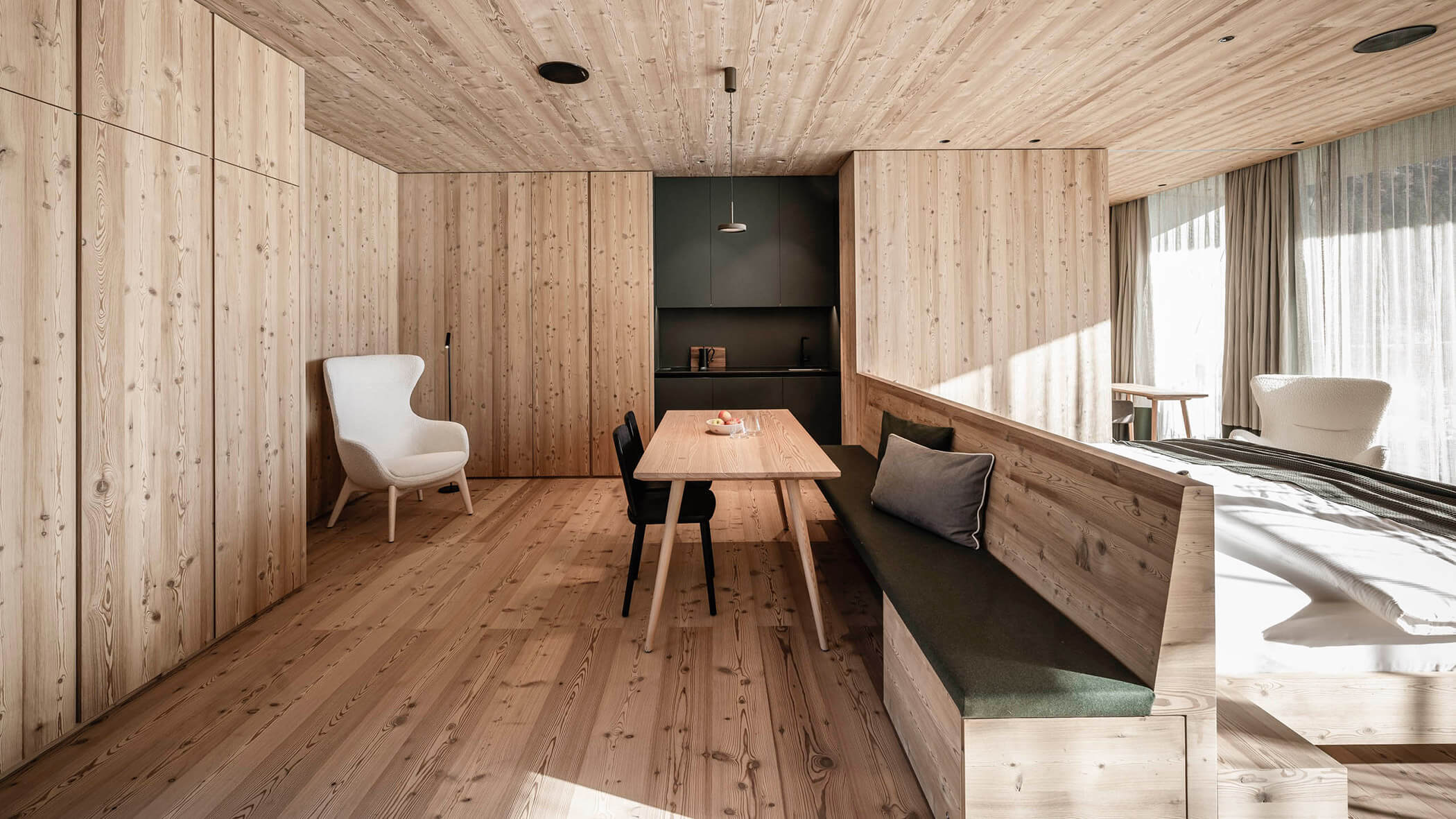 Cucina modernamente attrezzata con ampio tavolo nell'ApartSuite L - OLM Nature Escape