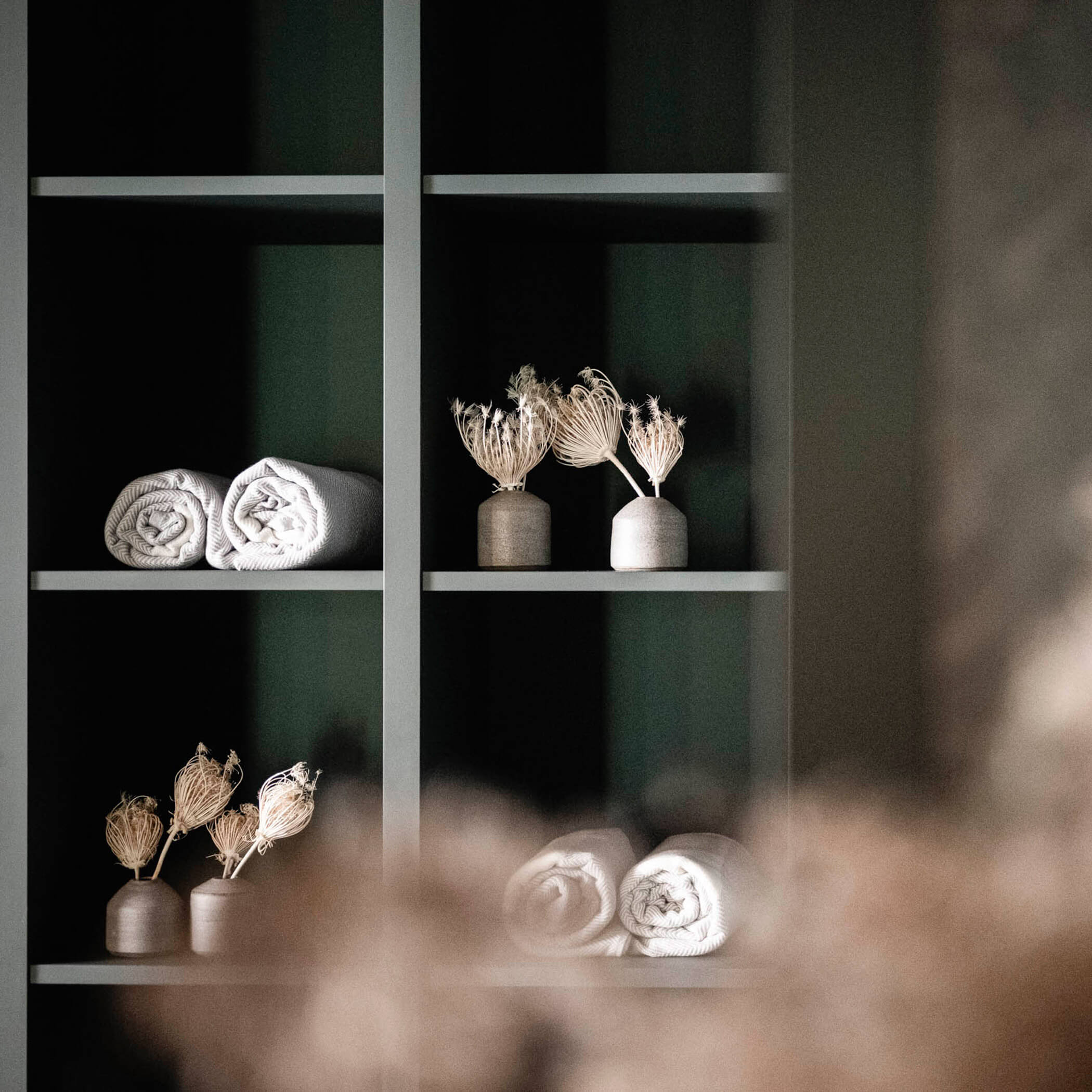 Scaffale decorativo nell'area della sauna - OLM Nature Escape