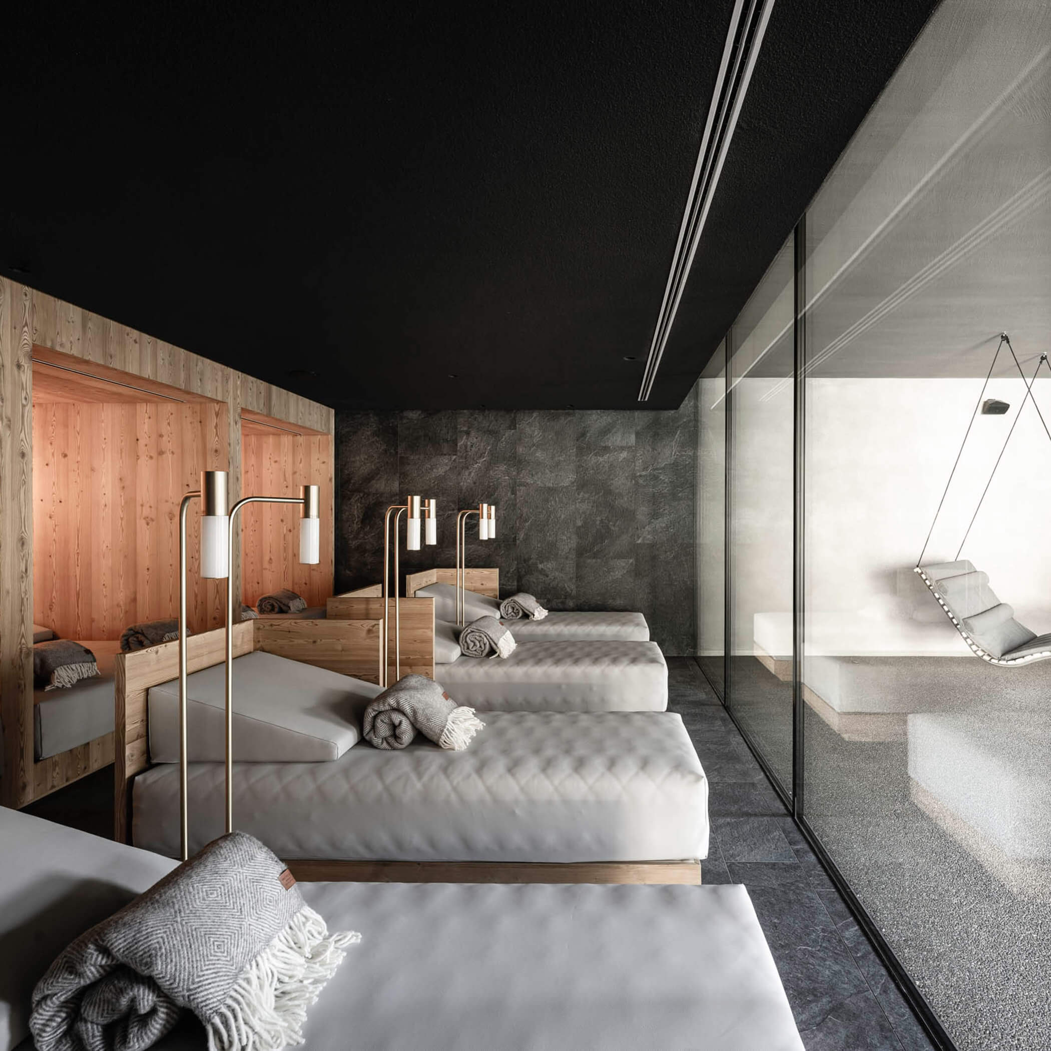 Luminosa area relax con lettini nella zona sauna - OLM Nature Escape