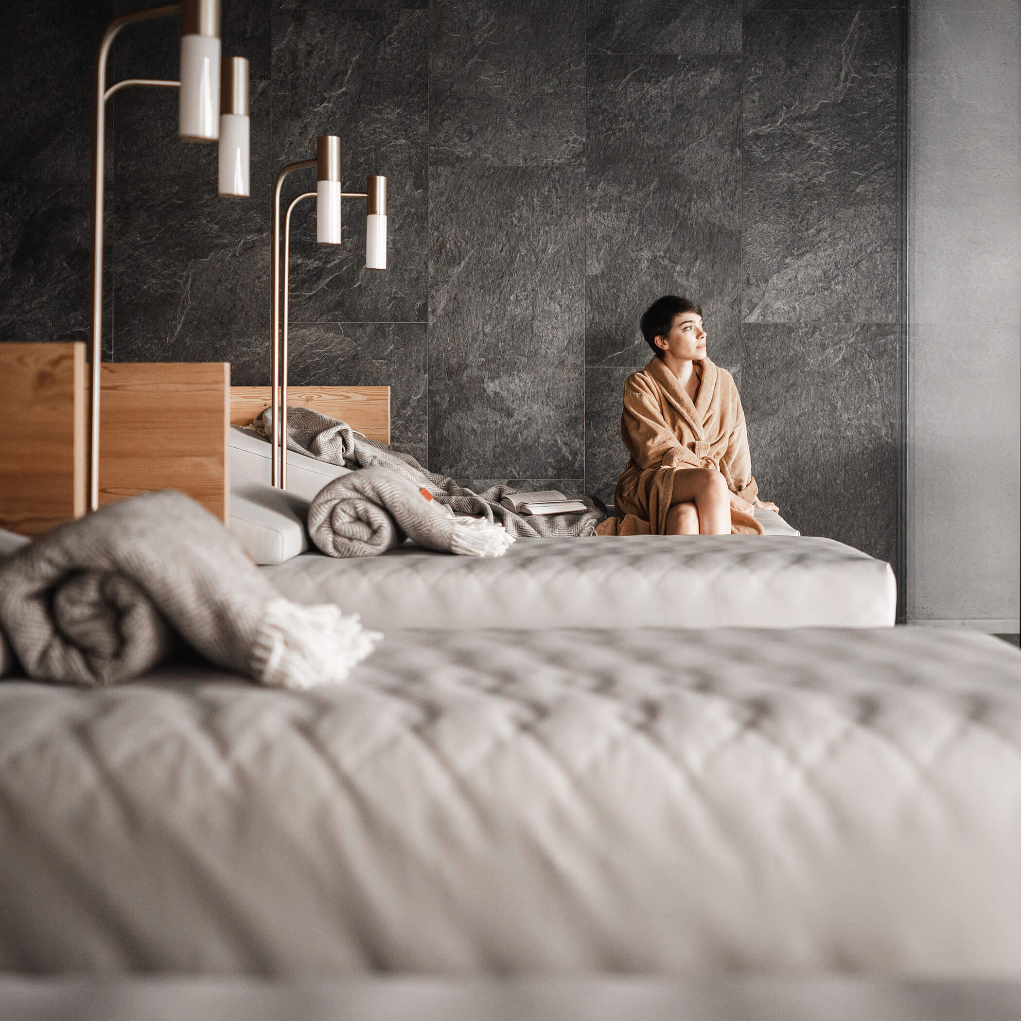 Donna seduta nella sala relax - OLM Nature Escape