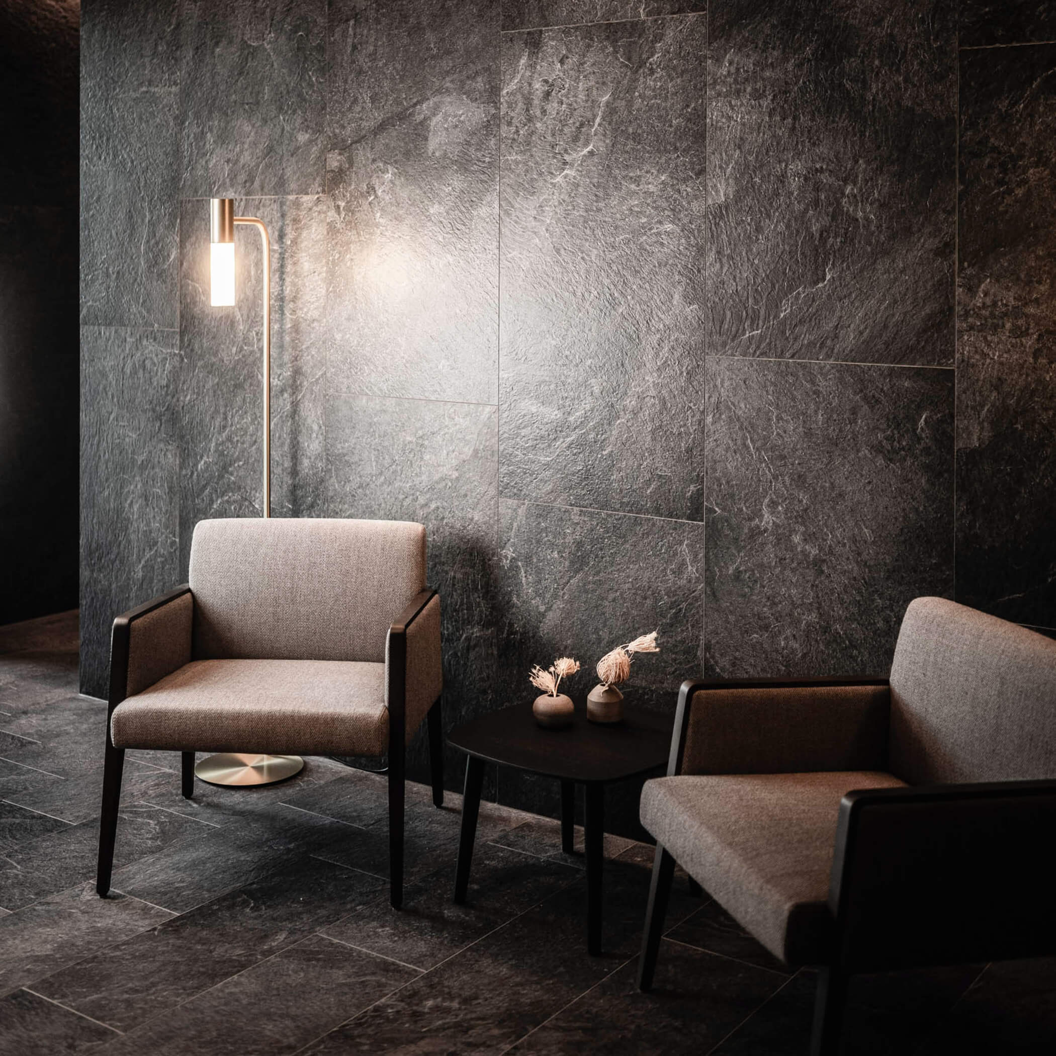 Due poltrone con tavolino nell'area beauty - OLM Nature Escape