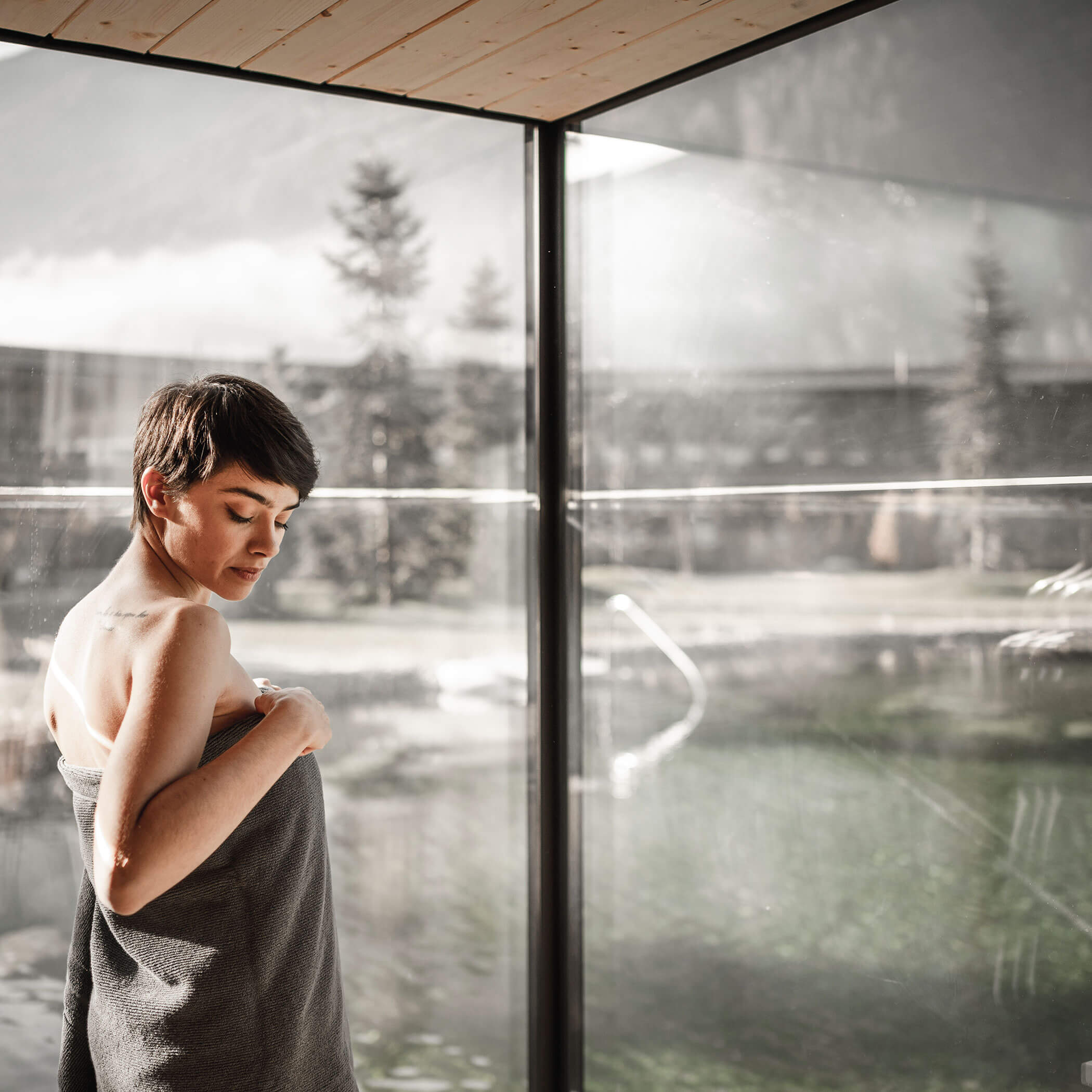 Sauna session with a view of the inner courtyard - OLM Nature Escape