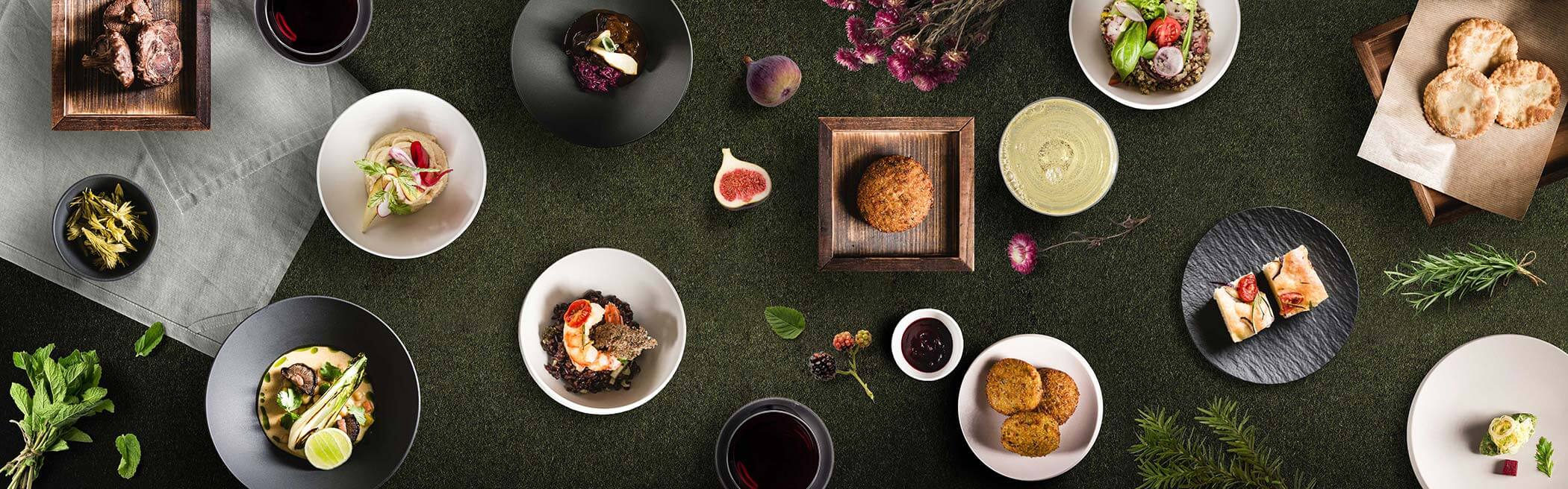 Verschiedenste Speisen auf einem Rasenhintergrund - OLM Nature Escape