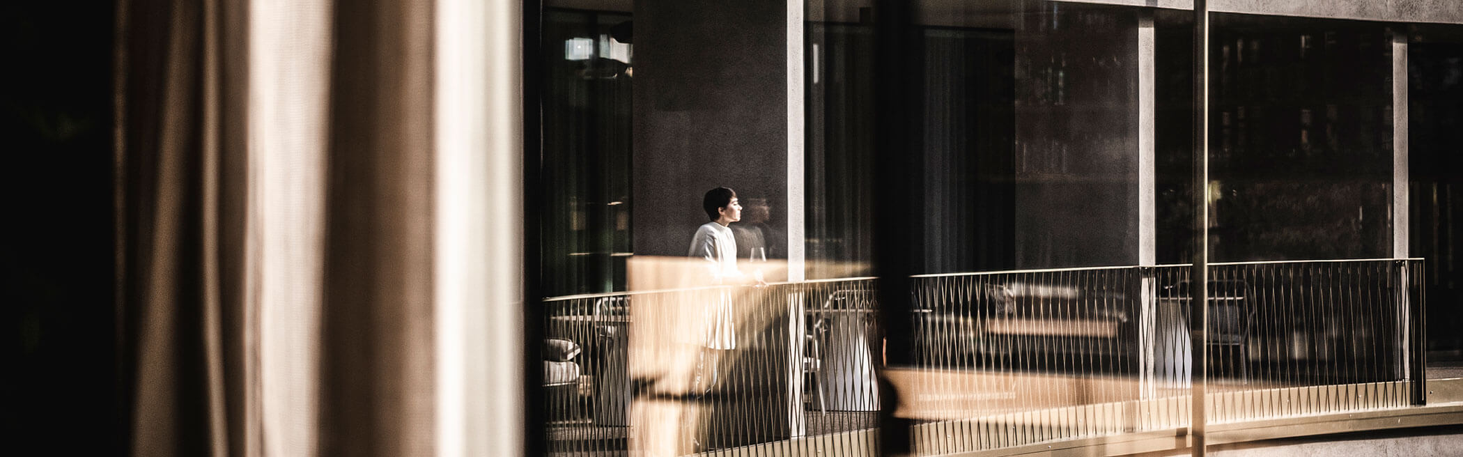 Donna che guarda in lontananza - OLM Nature Escape