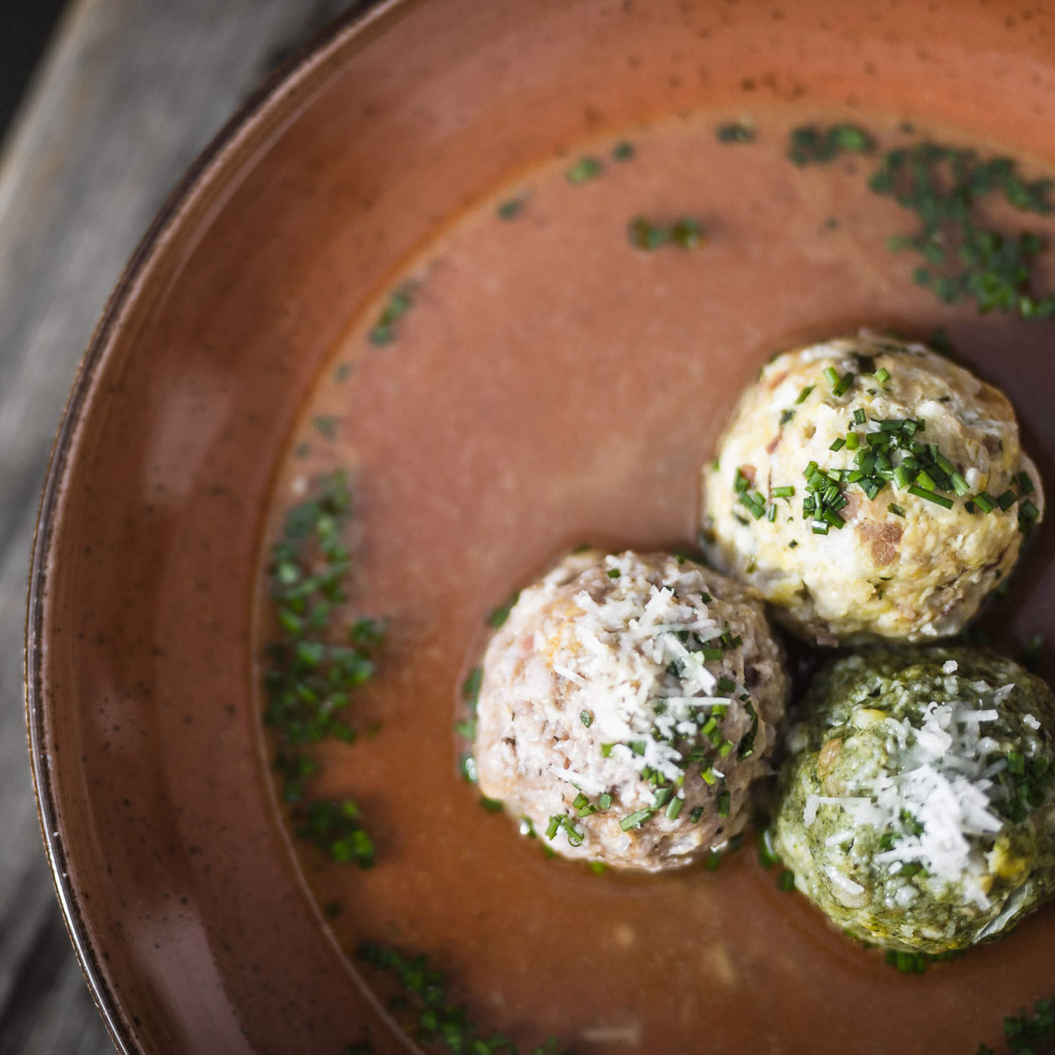 Drei Südtiroler Knödel in der Suppe mit Schnittlauch - OLM Nature Escape
