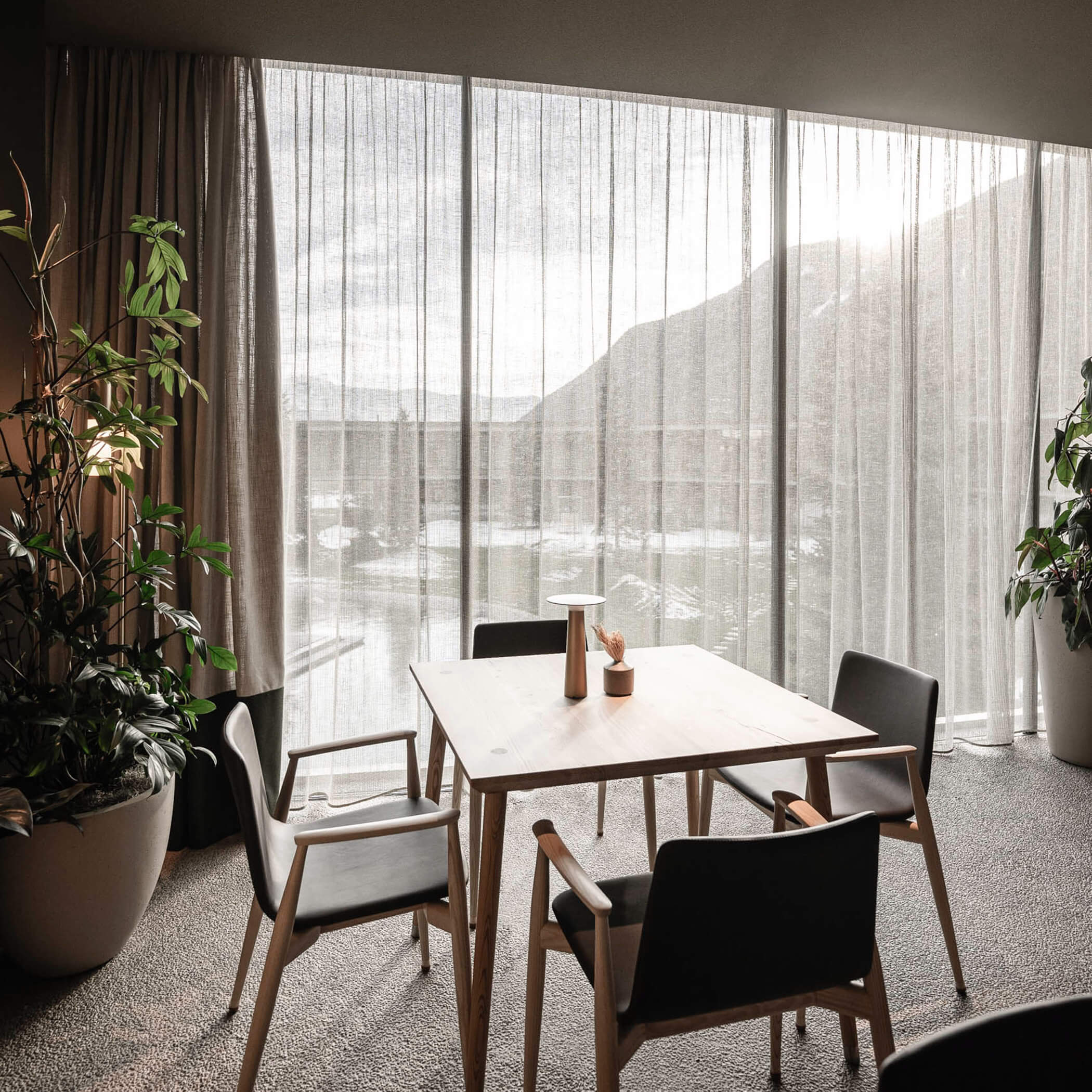 Accogliente salotto con tavolo e sedie - OLM Nature Escape