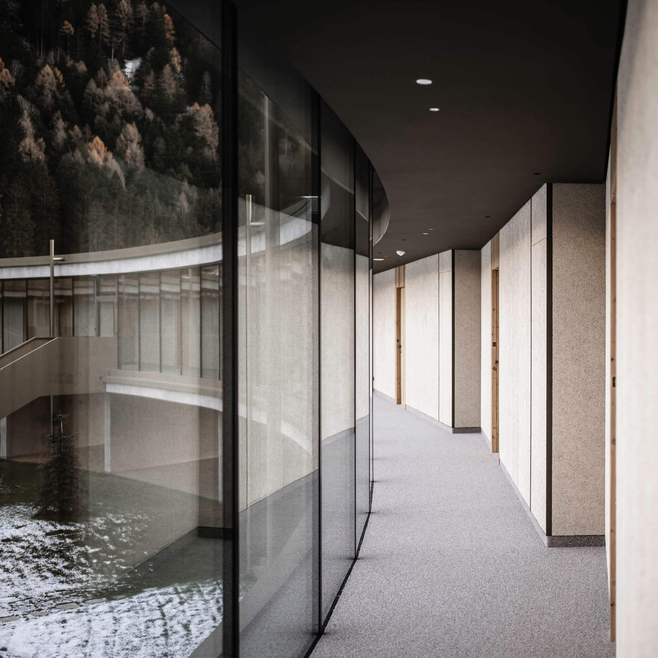 Hotel corridor with glass fronts to the courtyard - OLM Nature Escape